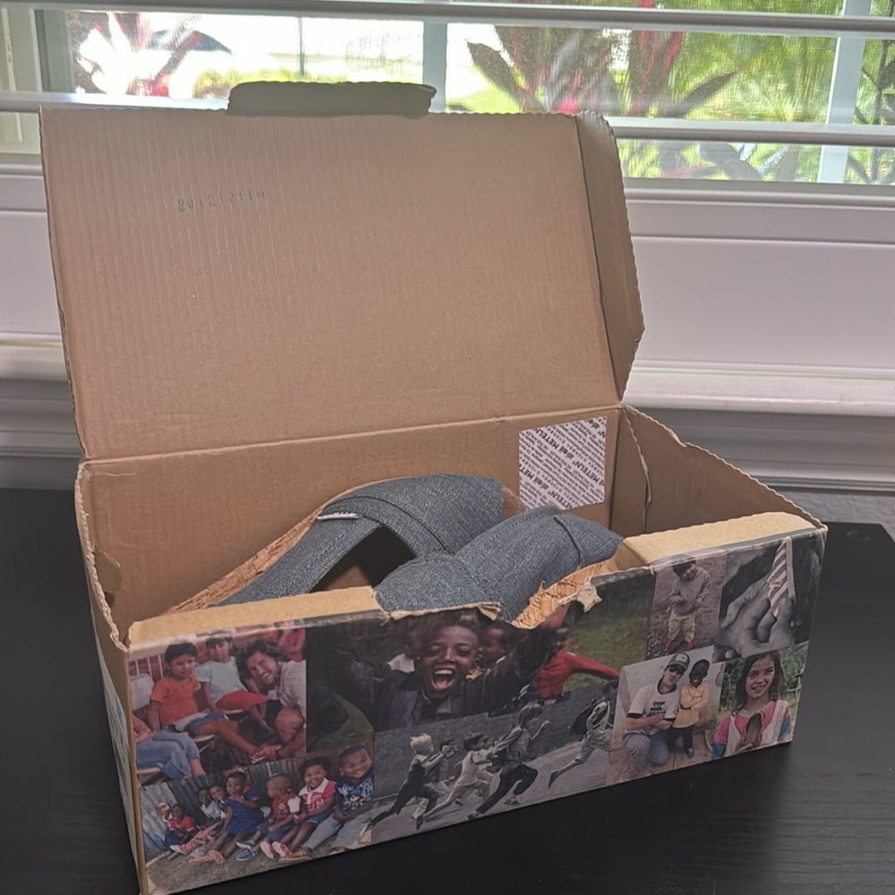 Tom’s peep toe wedge 5.5